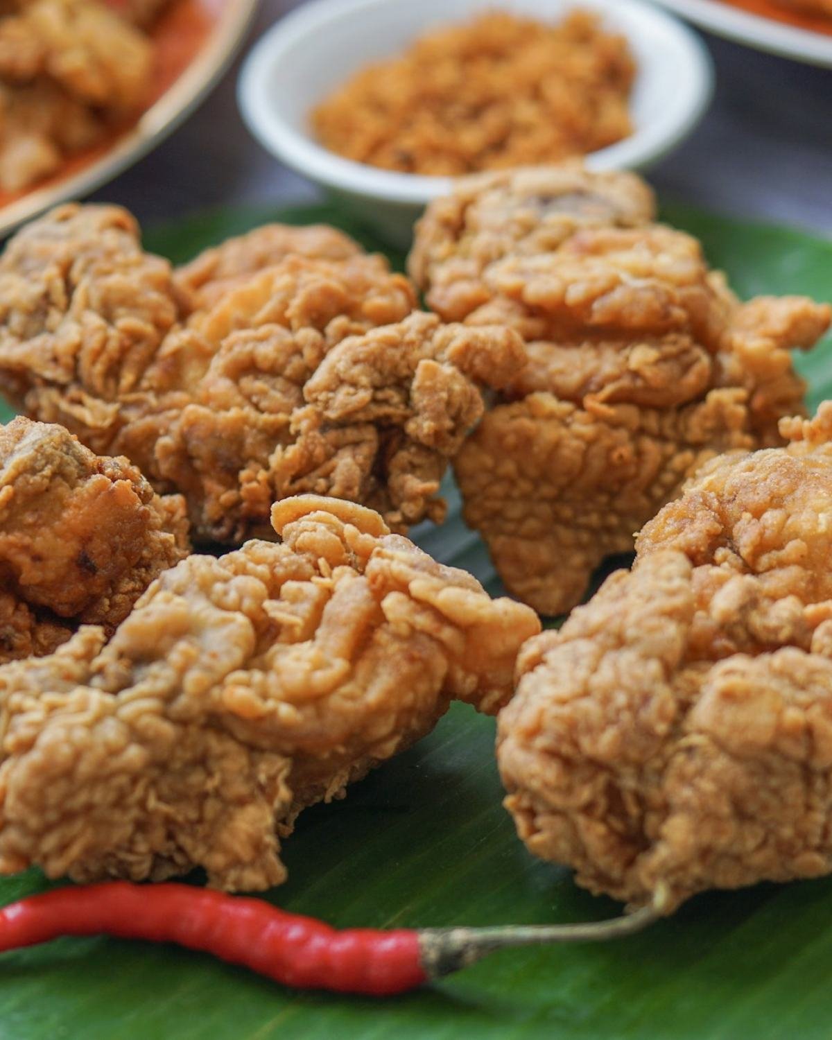 Potongan ayam geprek crispy dengan tekstur renyah